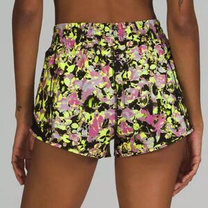 Lululemon Hotty SHORTS  High-Rise Short 2.5"  BLACK  Highlight Yellow Multi 6